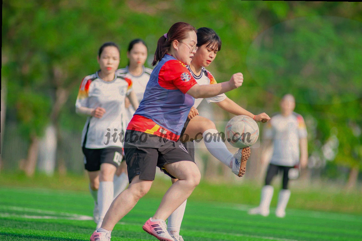 俯拍桌面上的索引卡片、便签与翻开的笔记本，暖光与屏幕冷光交界