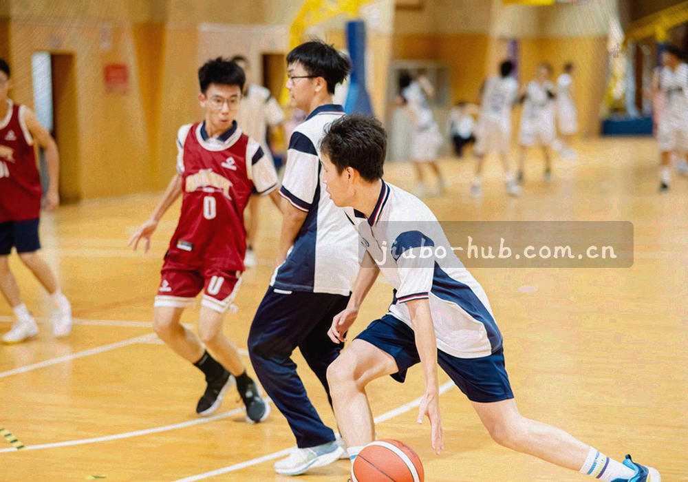 两张索引卡片并排摆在深色桌面上，卡片印有编号与差异标记